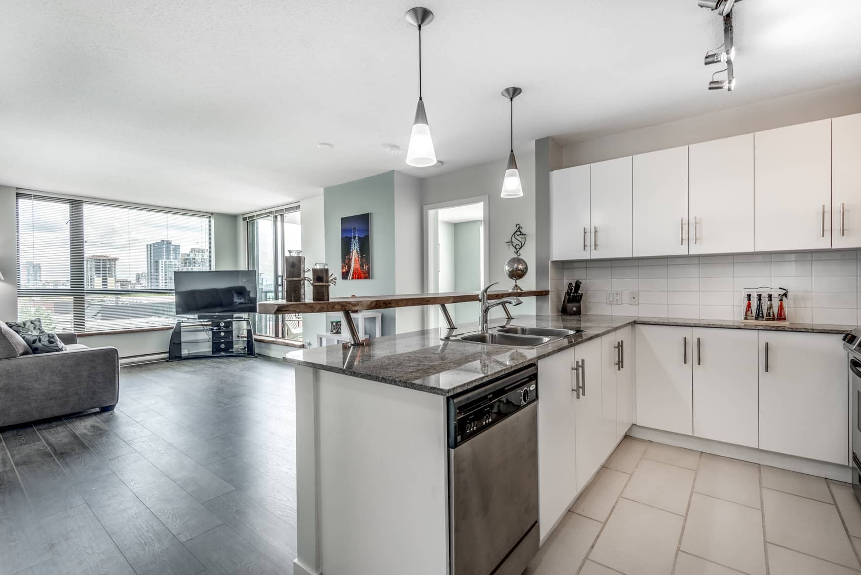 2 Bed + Den Corner Unit With Spectacular Views In New Westminster