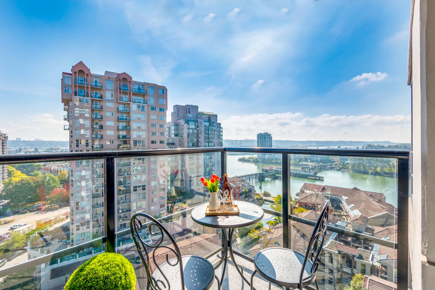 2 Bedroom Condo by The Quay With Stunning Views