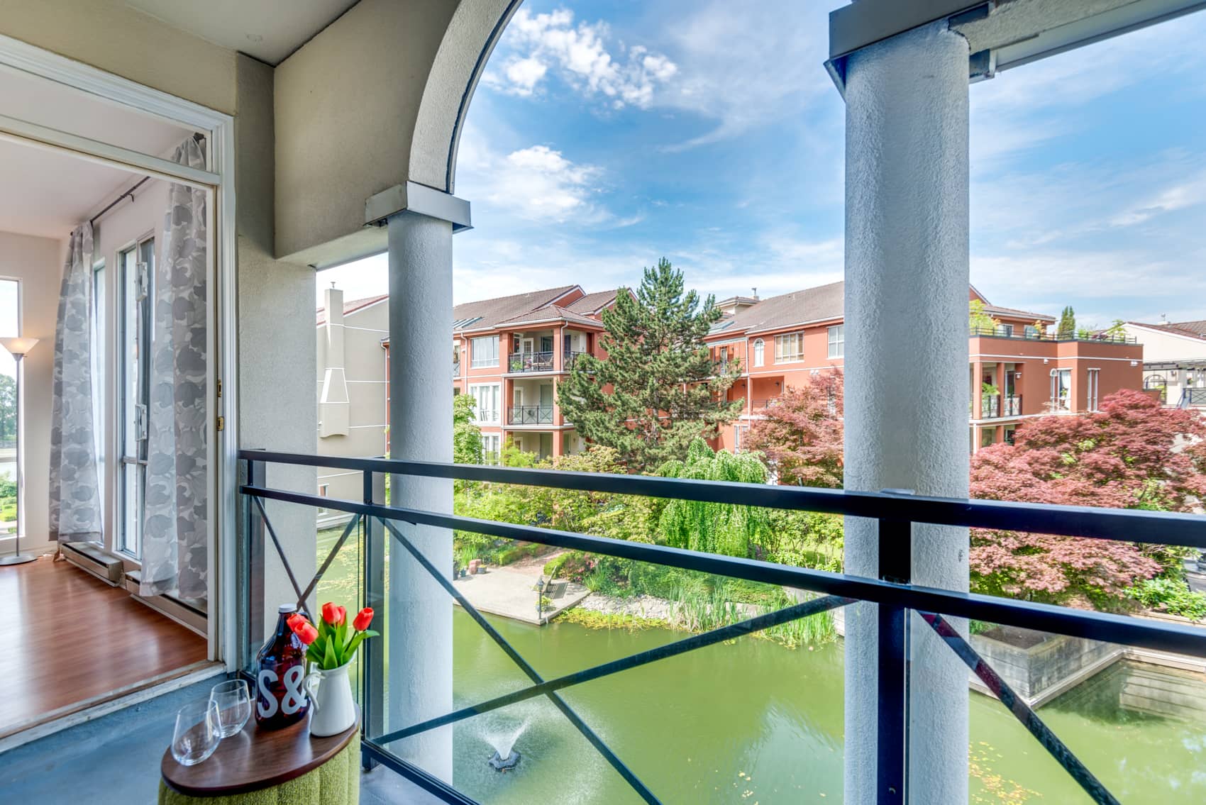 Bright & Spacious 2 Bed Condo at the Quay in New West