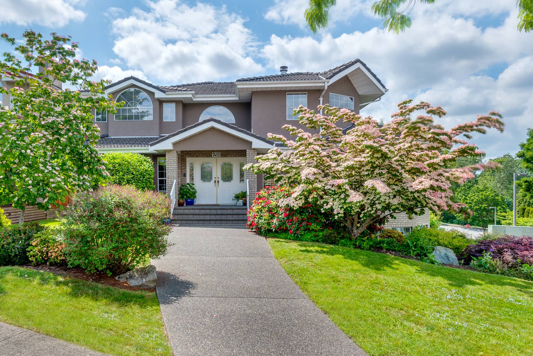 Stunning 7 Bed Home on The Crest in Burnaby